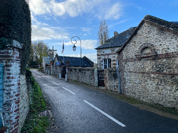 Nous longeons la mairie pour retrouver notre point de départ.