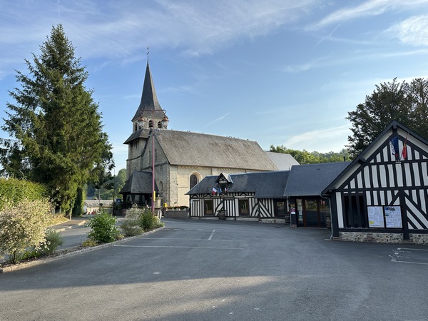 Nous partons du centre de Clarbec, et marchons vers l'église Saint-André (XIIe). A remarquer, près de l'église, les tombes des époux Coquet de Genneville, reliées par deux bras de bronze (photo dans l'album).