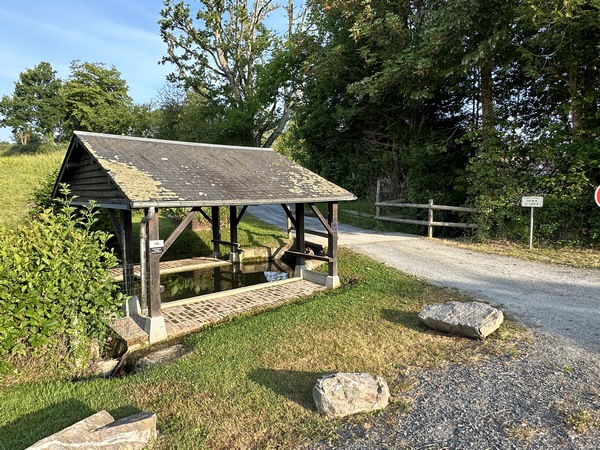 Nous quittons la rue principale pour tourner ici à gauche, près de l'ancien lavoir.