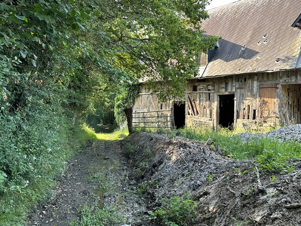 Avant d'arriver au niveau de la route de Saint-Hymer, nous passons devant ce vieux bâtiment de ferme. Le chemin est boueux sur quelques mètres. Pas certain qu'il s'agisse d'eau...