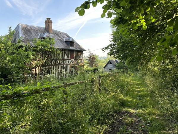 Sur le chemin de la Croix aux Auberts, nous longeons cette maison abandonnée qui bénéficie d'une belle vue sur un petit vallon de l'autre côté.