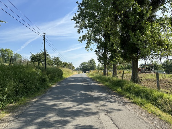 Nous fermons la boucle le long de la D280. En face de la mairie, vous remarquerez la Fontaine Saint-Laurent. Un tissus trempé dans cette source guérit brûlures et zonas (photo dans l'album).
