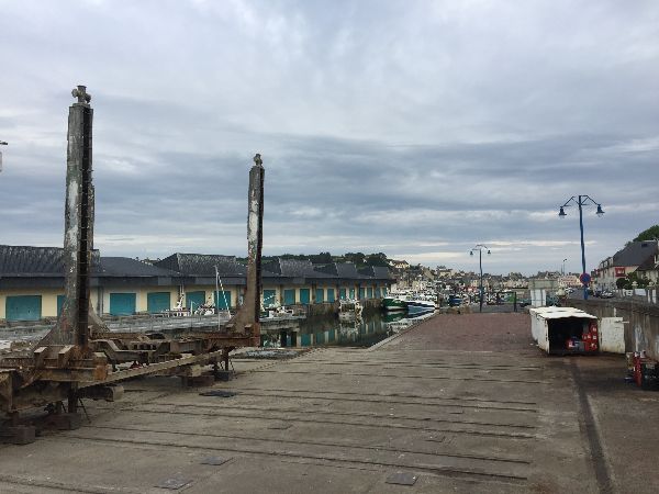 Nous commençons par longer le port de pêche de Port-en-Bessin.