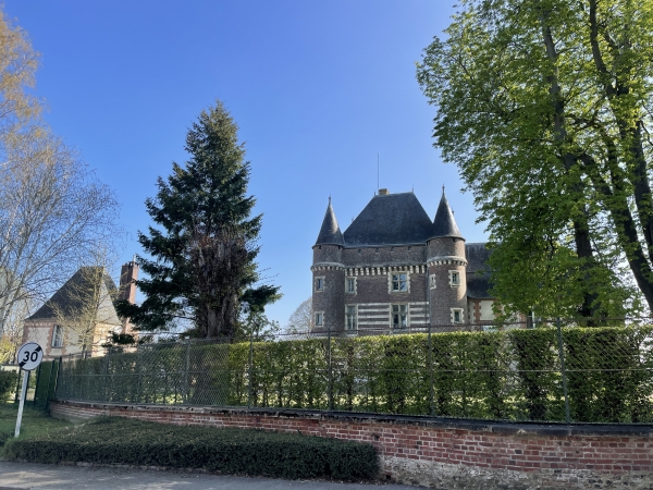 Nous longeons le manoir d'Argueil, centre de vacances de l'Odcvl. On voit son donjon rectangulaire de brique et pierre du XVe et XVIe siècles.