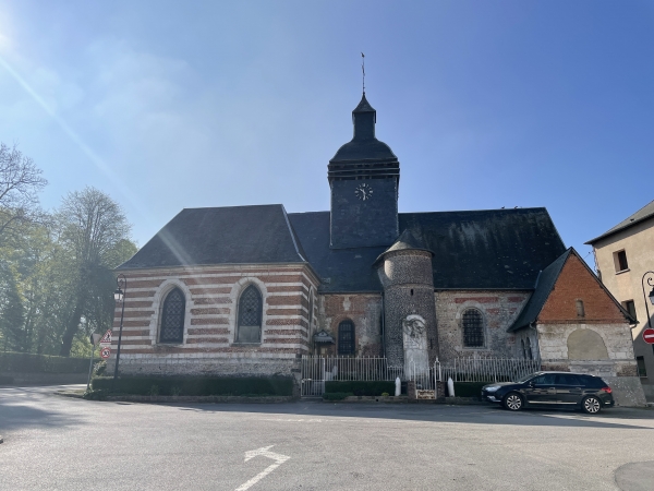 Et retrouvons le parking du centre bourg, près de l'église Saint-Maurice.
