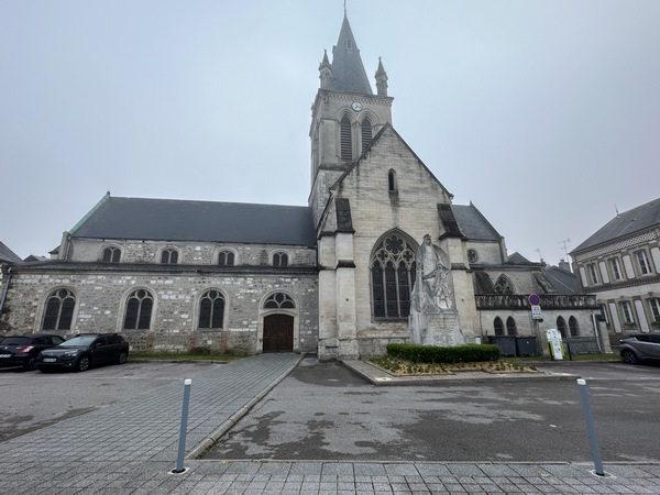Nous partons du parking de la mairie, place du Gal de Gaulle, au pied de l'église Notre-Dame-de-l'Assomption.