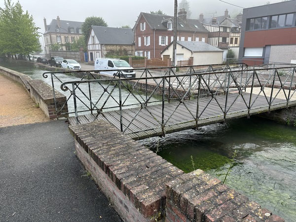 Voilà l'Austreberthe. Nous franchissons la rivière sur la passerelle du Moulin.