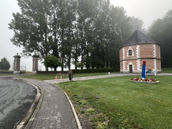 Ce colombier du XVe siècle a été sauvé, et remonté près du parc du château. Notre itinéraire passe par l'ancienne porte du parc que l'on voit en face.