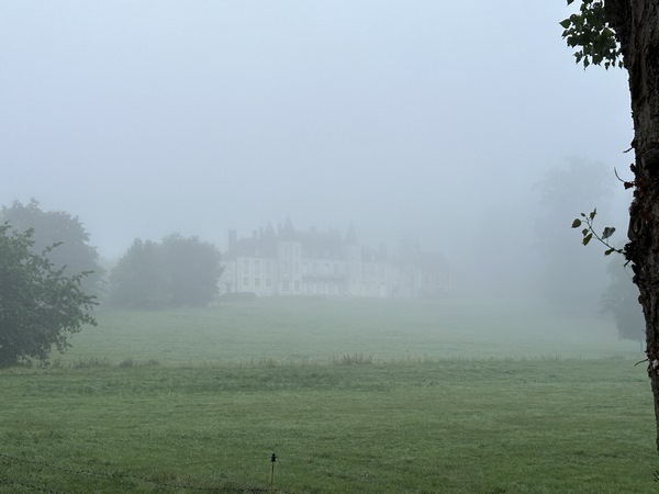 Le château d'Esneval (XVe XVIIIe) et sa chapelle (XVIIIe) dédiée à Thomas Becket sont cachés par la brume matinale.