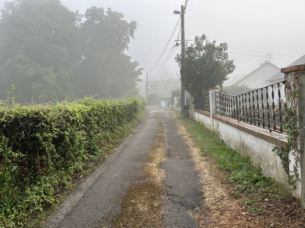 Nous longeons le hameau de Rougemont. Ce Chemin du Bois devient un vrai chemin après la traversée de la route de Goupillières.