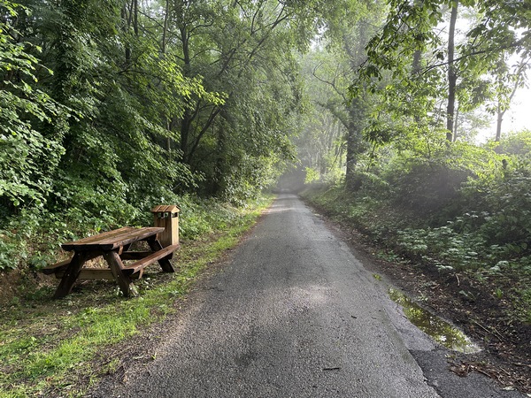 Table de pique-nique en bordure du GR212.