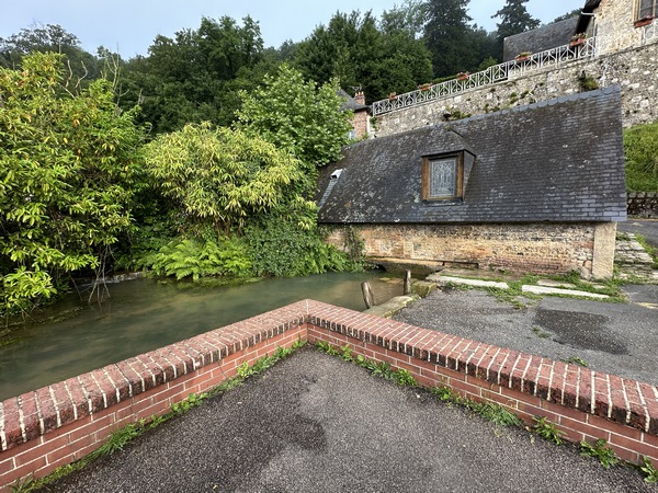 Nous longeons l'Austreberthe à quelques pas de sa source. La source se trouve sous la petite chapelle que l'on voit en face, ancien lieu de pèlerinage. Le puits qui permettait de se baigner dans la source miraculeuse est toujours présent dans la chapelle.