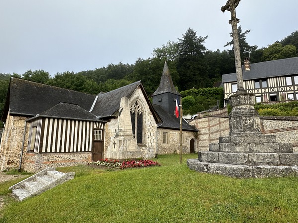 Nous montons vers l'église Sainte-Austreberthe (XIe XVIe). La sainte avait fondé une communauté religieuse à Pavilly. On lui attribue plusieurs miracles, dont celui d'avoir contraint un loup à remplacer l'âne qu'il avait dévoré (légende que l'on retrouve aussi au Mont Saint Michel)
