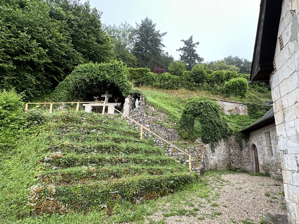 Derrière l'église se trouve une grotte avec son oratoire dédié à Sainte Austreberthe.
