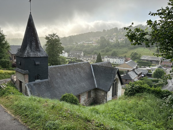 Nous continuons notre montée sur le coteau ouest de l'Austreberthe. Regard arrière sur l'église et la vallée.