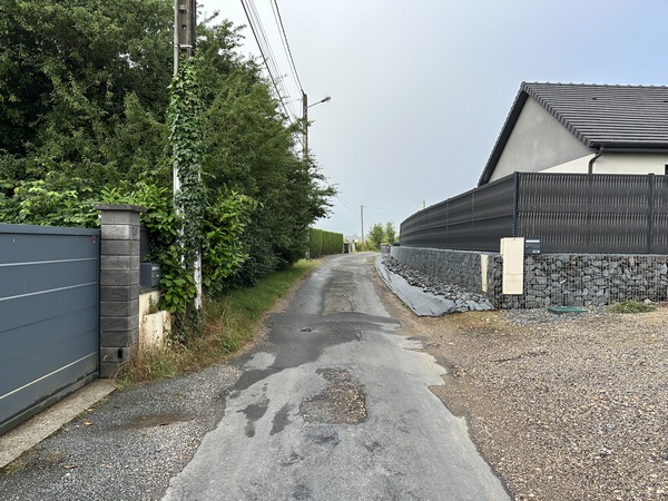 Nous passons entre les dernières maisons du hameau de Beaucamp, et continuons sur la route de Trinqueboeuf.