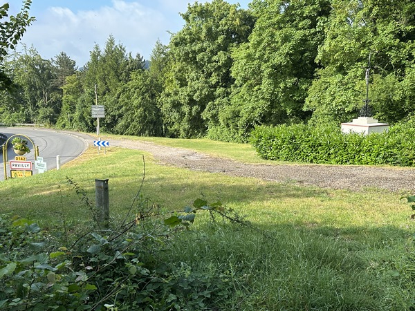 Notre chemin débouche sur la route de Limesy, à l'entrée de Pavilly.