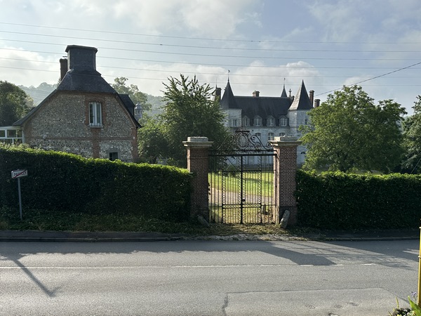 Nous longeons le château d'Esneval et entrons dans le bourg.