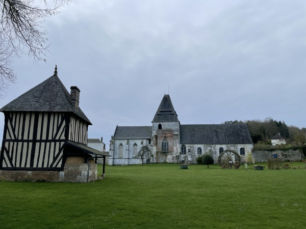 En face de nous, le colombier du XVIIIe siècle et son four à pain accolé, et derrière, la chapelle prieurale, attenante à l'église paroissiale dont elle fait office de choeur. L'ouverture entre les deux est aujourd'hui obstruée. (wikipedia)