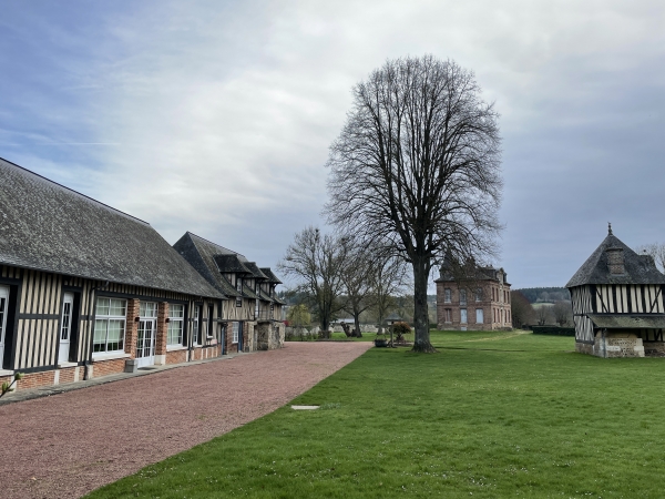 Regard arrière sur des aménagements plus récents, le logis à pans de bois, et le manoir.