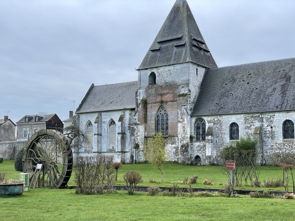 Une roue à eau est installée sur le captage de la source Sainte-Radegonde.