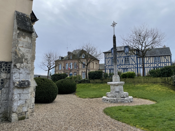 Nous sortons du prieuré par la porte côté église. Nous allons longer la mairie, que l'on voit en face, pour éviter le carrefour.