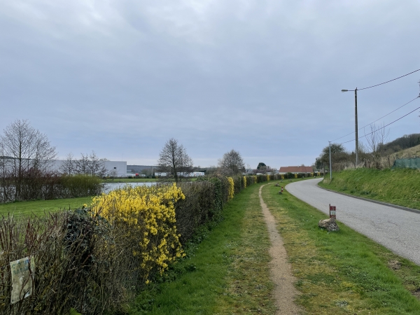 Nous suivons le GR224 sur la piste piétonnière le long de la D39.