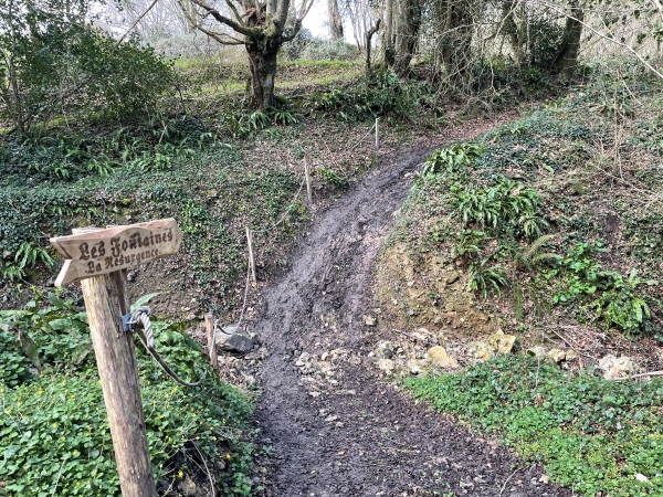 La résurgence des Fontaines est indiquée sur ce panneau, c'est notre direction. La corde en face n'est pas décorative, elle indispensable pour franchir la partie glissante du chemin.
