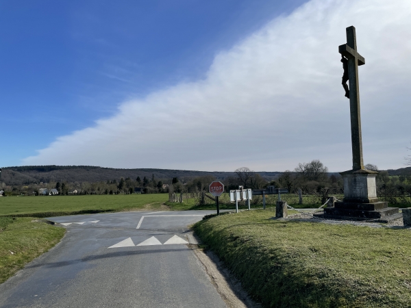 La route de la Courellerie rejoint le GR224 et la rue des Certaux. Nous allons traverser ici pour continuer en face sur le GR.
