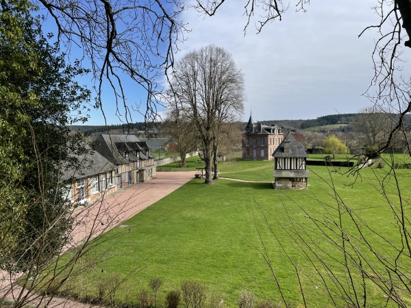 Vue sur le prieuré depuis la rue des Cotilles.