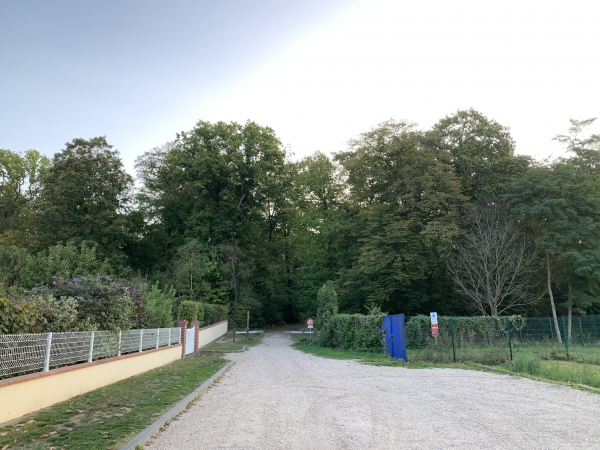 Nous partons du parking du centre de loisirs Jean-Coiffier aux Essarts et entrons dans la forêt domaniale de La Londe - Rouvray qui est à quelques mètres. Cette randonnée se fait exclusivement sur chemins,  suffisamment renforcés pour être praticables un jour de pluie.