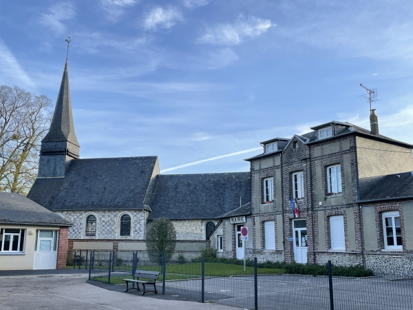 Nous partons du parking de la salle des fêtes de Longuerue, et longeons la mairie et l'église Notre-Dame-de-la-Nativité.