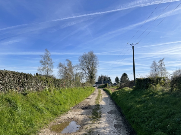 Nous entrons dans Longuerue par le chemin de la Bouleautière.