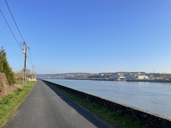 Après le bac de Yainville, la D65 quitte le bord de Seine. Nous continuons sur le quai Charles Guérin.