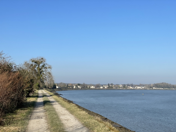 En face, nous voyons déjà La Mailleraye-sur-Seine.
