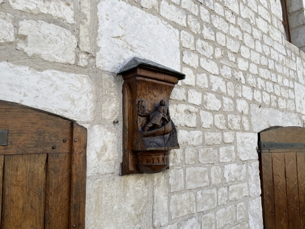 Détail de façade rue de la Libération. Ici c'est la pêche qui est illustrée. Dans l'album de photos vous verrez aussi la chasse.