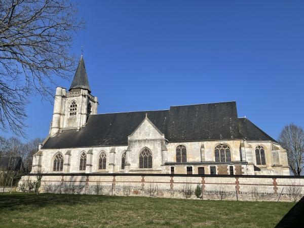 Nous longeons l'église Notre-Dame-et-Saint-Mathurin.