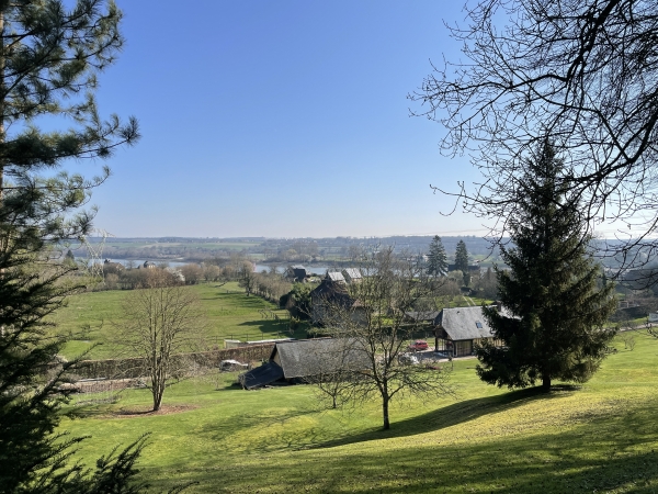 Grâce à la seule (petite) montée de cet itinéraire, la perspective s'ouvre sur la vallée de la Seine.
