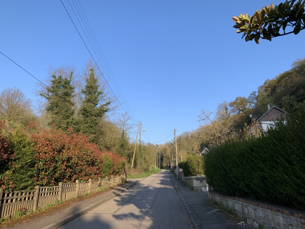 Nous commençons par monter la rue Hardel en direction de la forêt domaniale de Roumare.