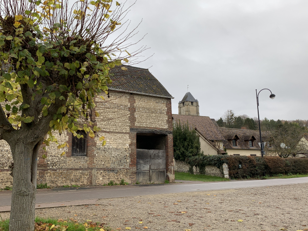 Arrivée au centre du village de Freneuse.