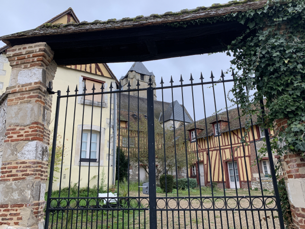 Nous montons vers l'église par les rues étroites du vieux village de Freneuse.