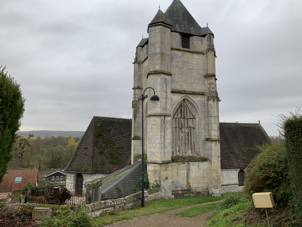 L'église Notre-Dame de Freneuse est accrochée au flanc du coteau. Nous montons au sommet pour redescendre ensuite vers Tourville.