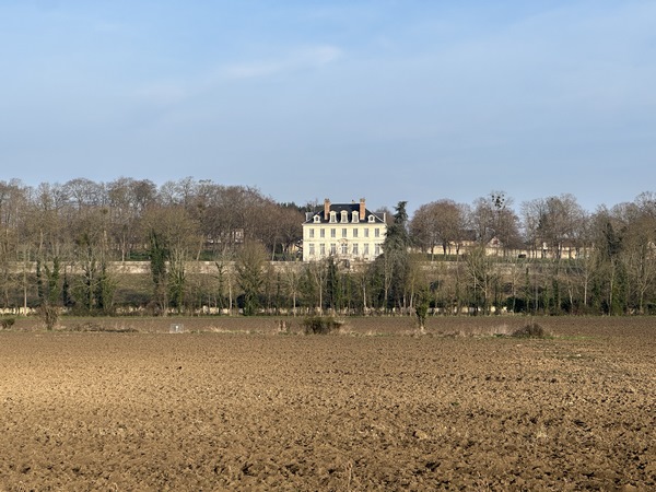 Sur notre droite, on aperçoit le château d'Hautot qui domine la Seine. On verra de près en fin de parcours.&nbsp;