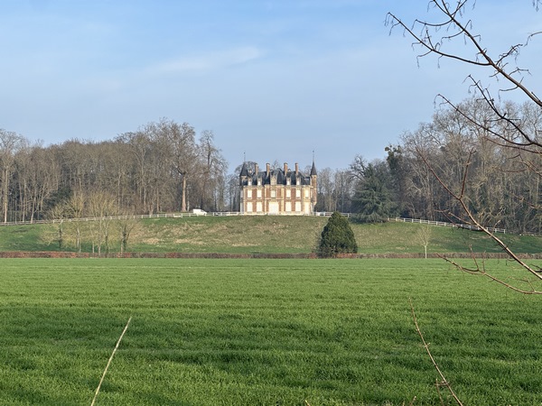 Cette partie du chemin de halage est bordée de nombreux châteaux. Ici le château de Soquence, 1840, en brique et pierre, de style néo-gothique.