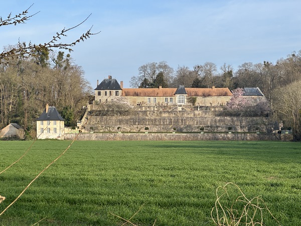 L'ancien château de Soquence date de la fin du XVIe siècle. La succession de terrasses exposées au sud a connu son vignoble. Ce château est souvent confondu avec son voisin, le château de Soquence, du XIXe siècle.