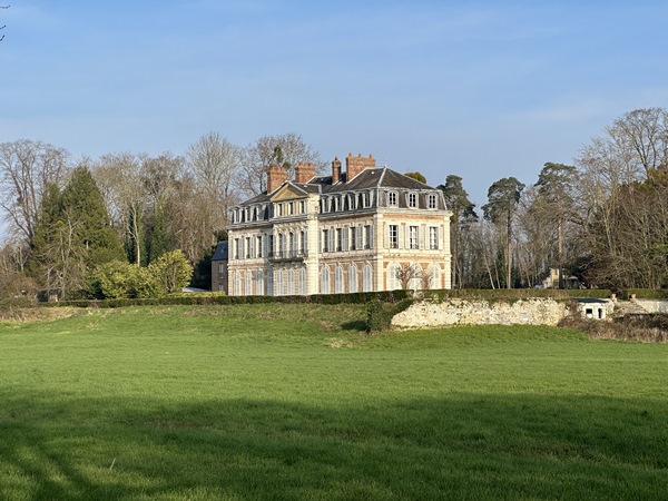 Le château de Trémauville est une construction de brique et pierre du XVIIIe siècle. Il a perdu une aile suite à un incendie en 1880. Le château et ses dépendances font l'objet d'impressionnantes restaurations depuis 2015.