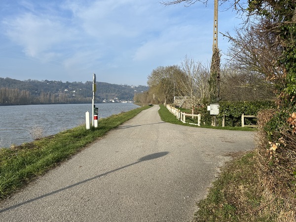 C'est ici que nous quittons le chemin de halage. Nous allons tourner à droite pour monter vers la forêt.