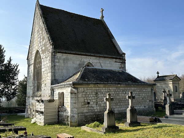 Nous sortons de la forêt au niveau du cimetière de Val-de-la-Haye. La chapelle du cimetière est le chœur de l'ancienne église paroissiale Saint-Jean-Baptiste (XIIIe, XVIe). Seul le chœur de l'église a été conservé lorsqu'il a été décidé de construire une nouvelle église paroissiale dans le bourg au XIXe siècle.