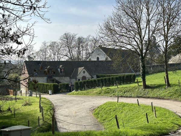 Nous passons près de l'ancienne commanderie de templiers. On distingue la grange aux dîmes du XIIIe siècle. Le château de Sainte-Vaubourg qui est caché derrière, a été édifié au XIXe siècle sur d'anciens bâtiments de la commanderie.
