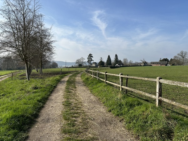 Nous entrons dans Hautot-sur-Seine par le chemin du Mont Miré.